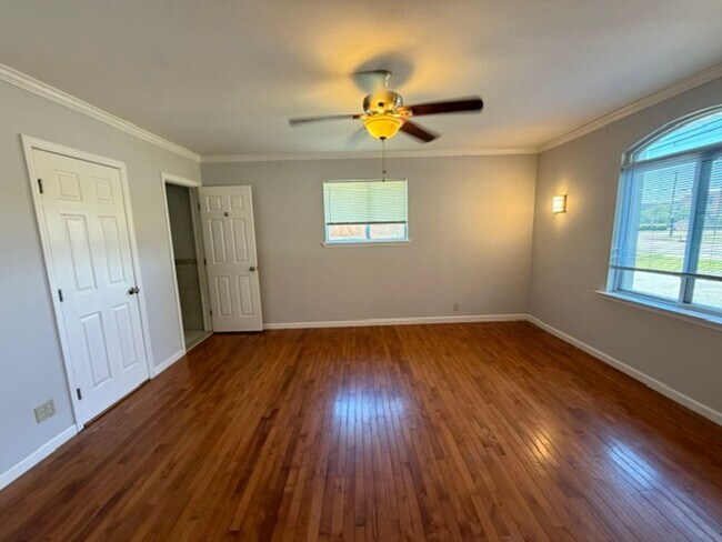 Building Photo - Beautiful 3 Bedroom 2 Bath with fenced in backyard