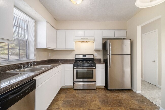 Building Photo - 4 Bedroom 2 Bath House