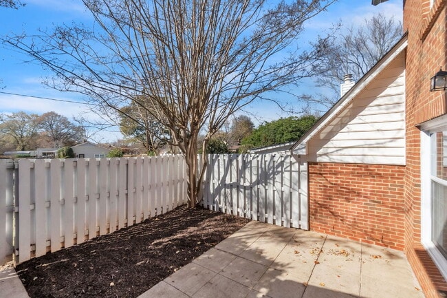 Building Photo - Stylish 3BR / 2.5BA Condo in Wedgewood Townes