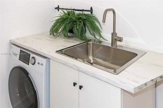 Building Photo - 11020 SW 140th Ave