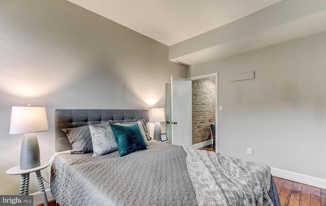 Building Photo - 825 S Charles St