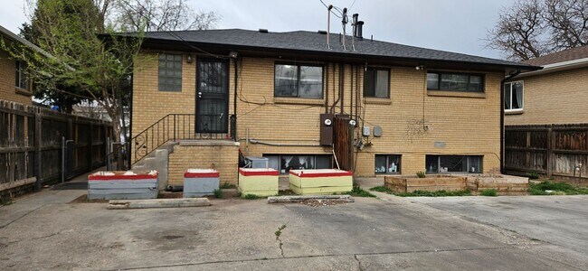 Building Photo - 1136 Akron St