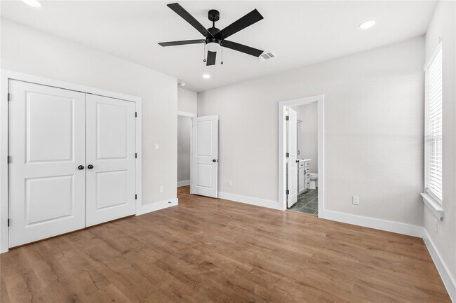 Building Photo - 2398 Valley Dr