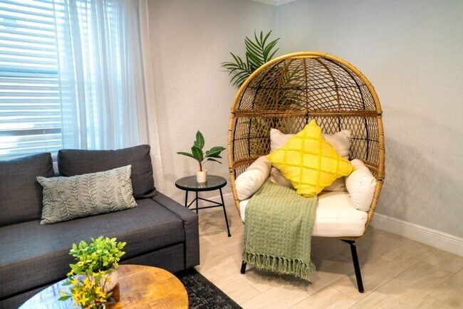 Building Photo - Fully Renovated Home Near Busch Gardens