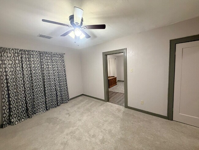 Building Photo - "Charming 2-Bedroom Retreat with Spacious 1411 sq. ft. Layout on Baylor Street, Lubbock!"