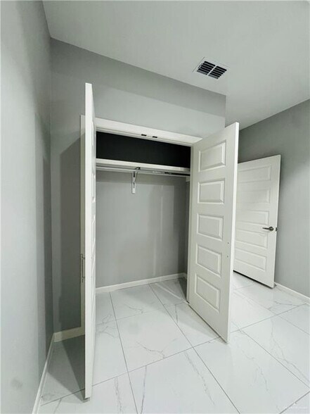 Building Photo - 1200 Country Club Dr