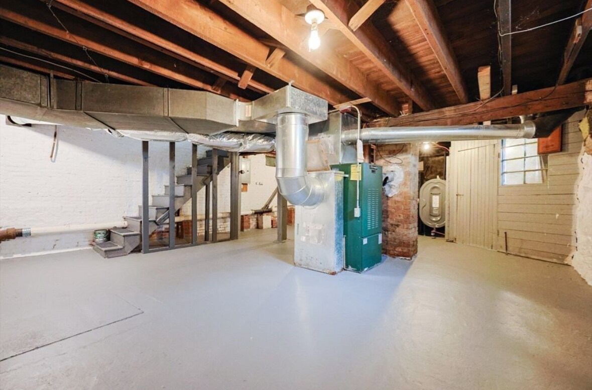 Building Photo - 258 Main St