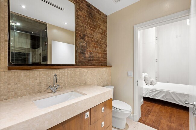 Building Photo - 10 E 14th St