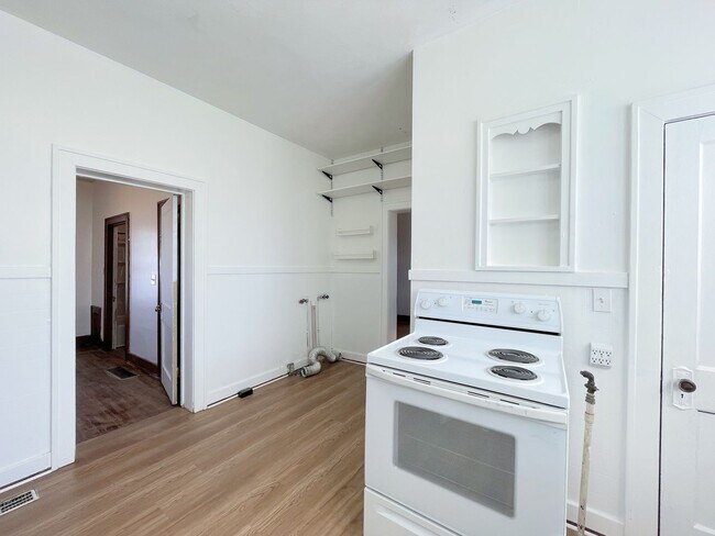 Building Photo - 3 bed in Nickerson with large fenced yard