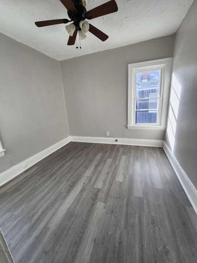 Building Photo - Top Floor 1 Bedroom Apartment with Private Balcony!