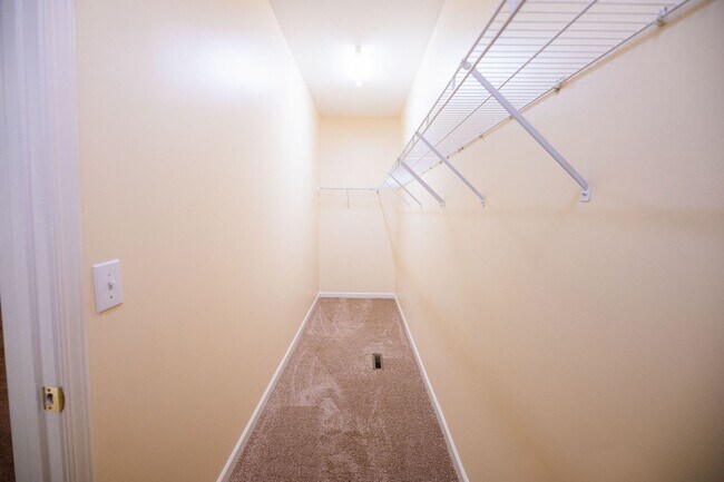 Building Photo - Stunning 6 bedroom 2.5 bathroom corner lot home in High Point with 2 car garage