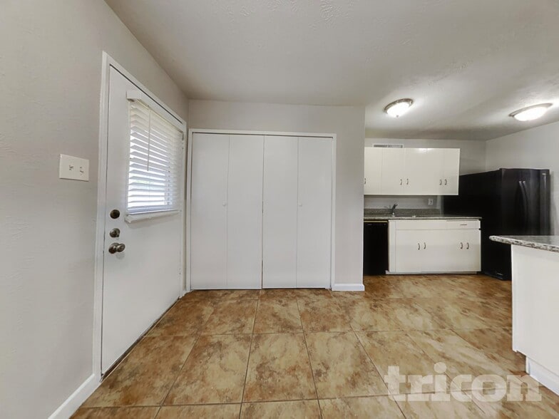 Building Photo - 5030 Ridgecreek Dr