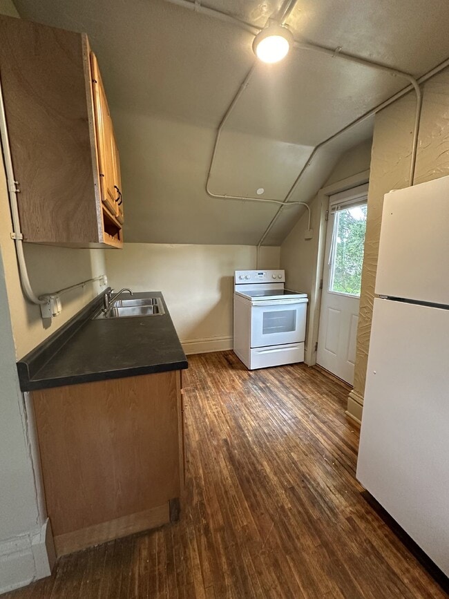 Building Photo - 2 Bed 1 Bath very close to UWEC available June 1st.