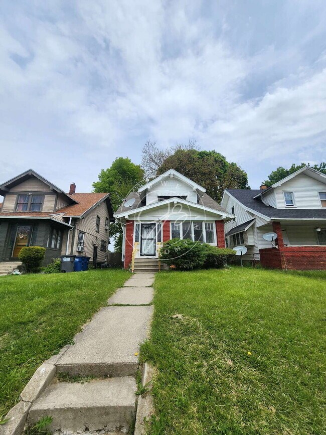 Building Photo - Spacious 3 bed 1 bath 2 story home with