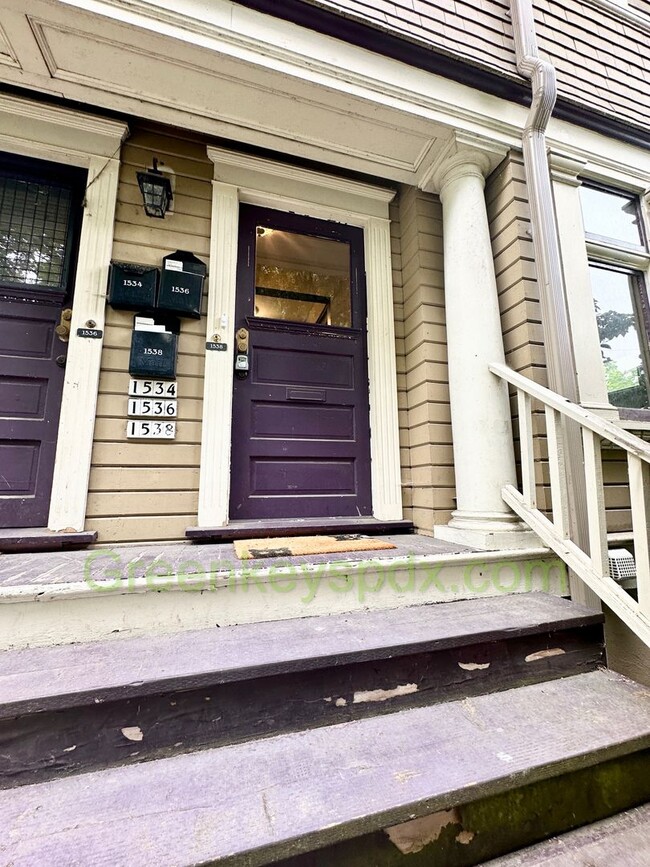 Building Photo - Huge Gorgeous 5 Bedroom 5 Bath Unit in SW ...