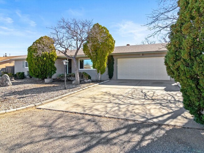 Building Photo - Spacious 4-Bed, 2-Bath Home | Large Backyard| Quick Access to Highway 528 and Other Routes| Pre-L...