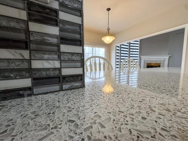 Building Photo - 717 Villa Plaza