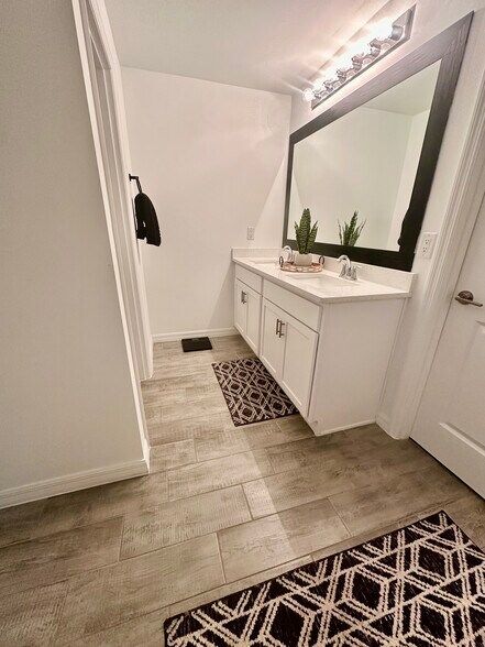 Building Photo - 1614 NE 2nd Pl