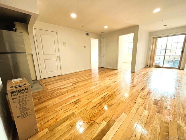 Building Photo - 104-27 38th Ave