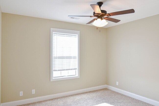 Building Photo - 3640 Fox Tail Dr