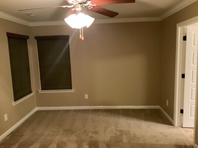 Building Photo - Move-in Ready $500.00 off 1st month rent C...