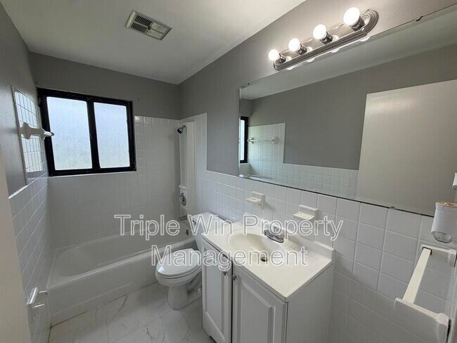 Building Photo - 10319 Varnum Dr