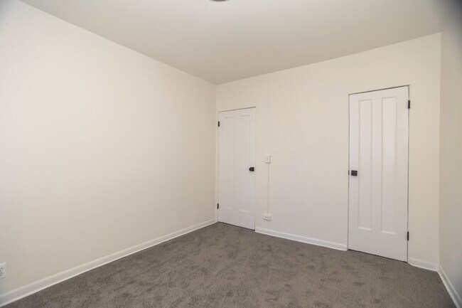 Building Photo - 6405 N Hamilton Ave