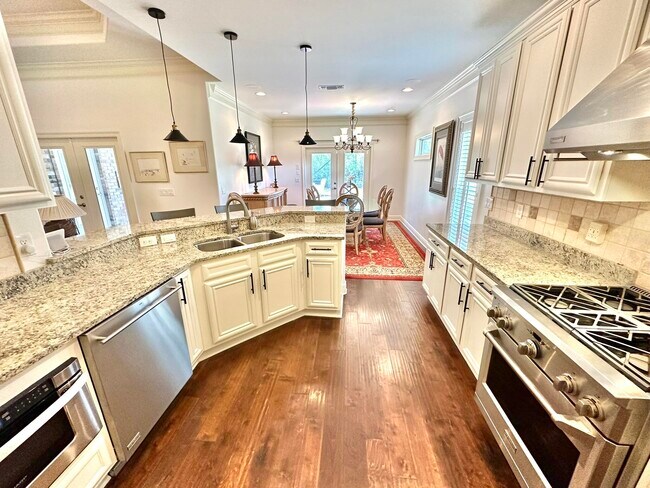 Building Photo - 206 E Pinehurst Dr