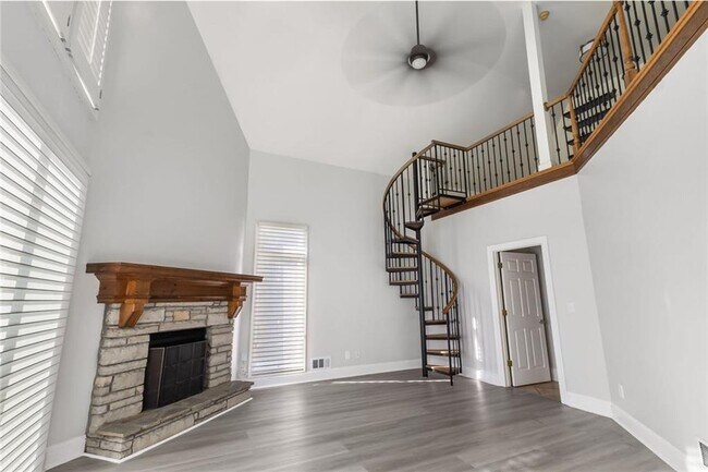 Building Photo - 2910 Emerald Dr
