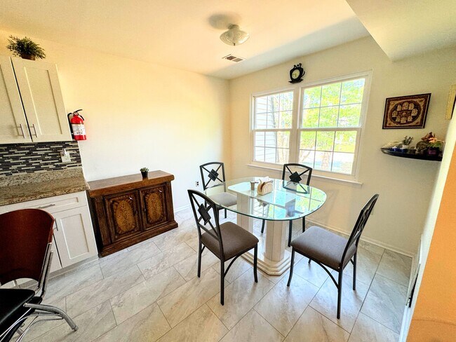 Building Photo - 208 Green Hollow Dr