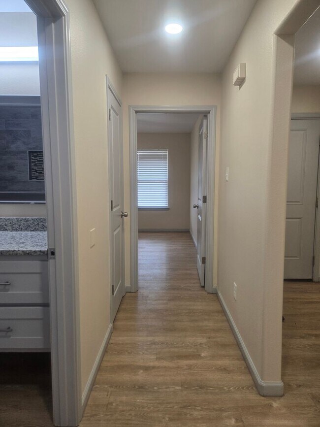 Building Photo - Spacious 3/2/2 Home with Modern Finishes a...