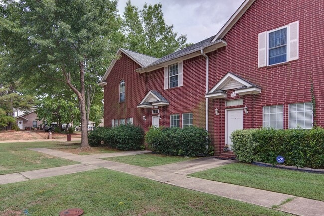 Primary Photo - Townhome on Skyline Boulevard For Rent!