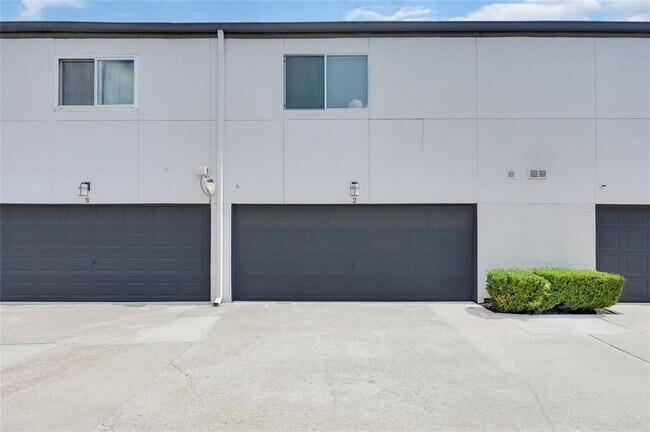 Building Photo - 1300 Augusta Dr
