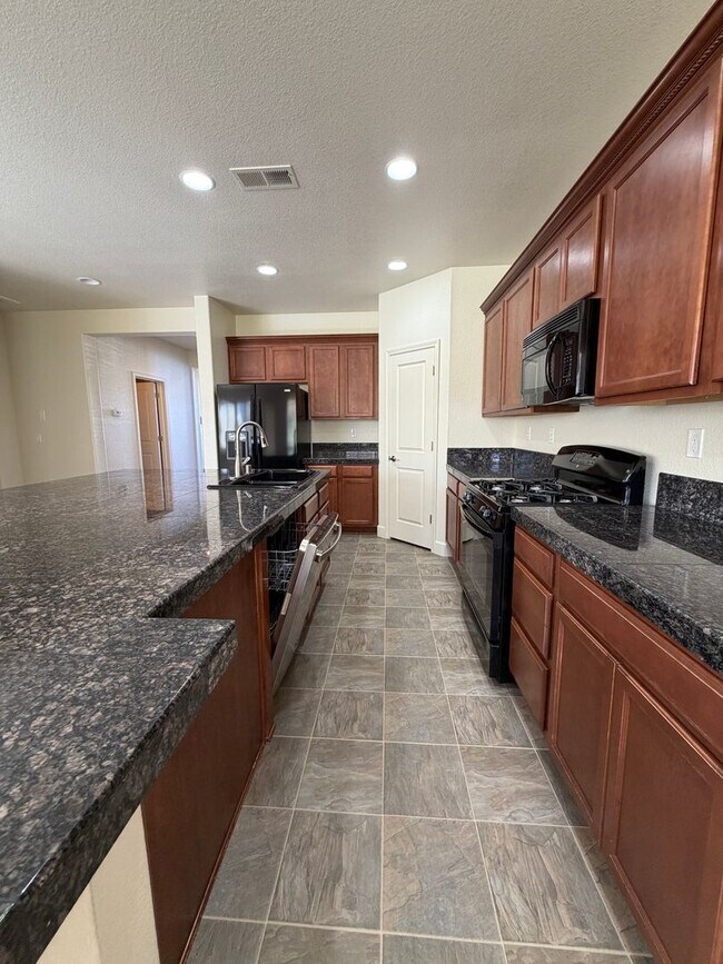 Building Photo - Spacious 4 Bedroom, 2.5 Bath in North Valleys