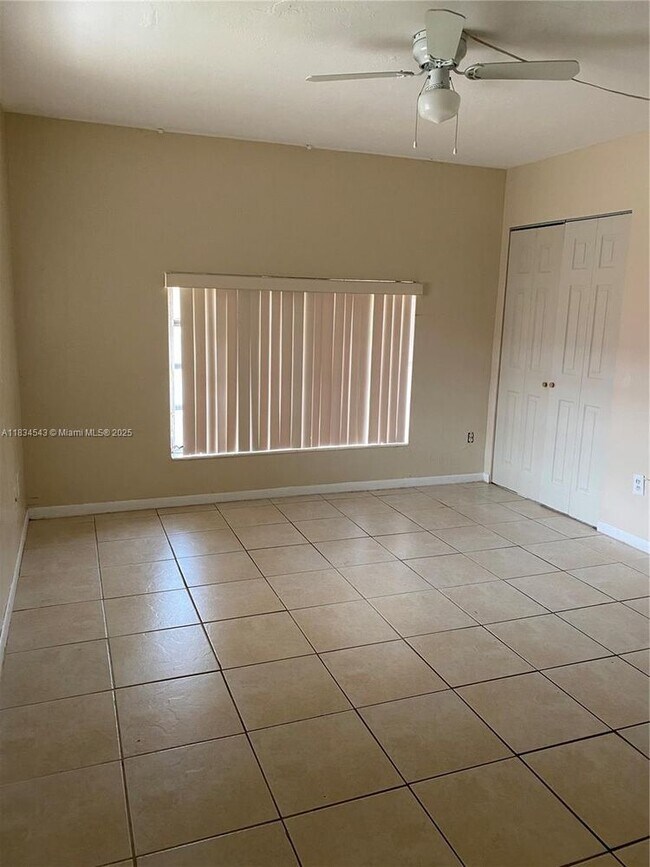 Building Photo - 10901 N Kendall Dr