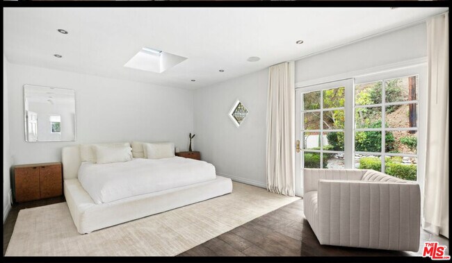 Building Photo - 10216 Cielo Dr