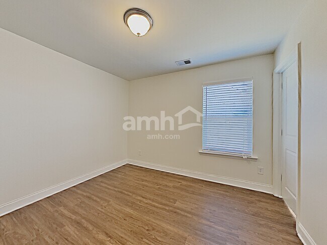 Building Photo - 214 Lake Vista Dr