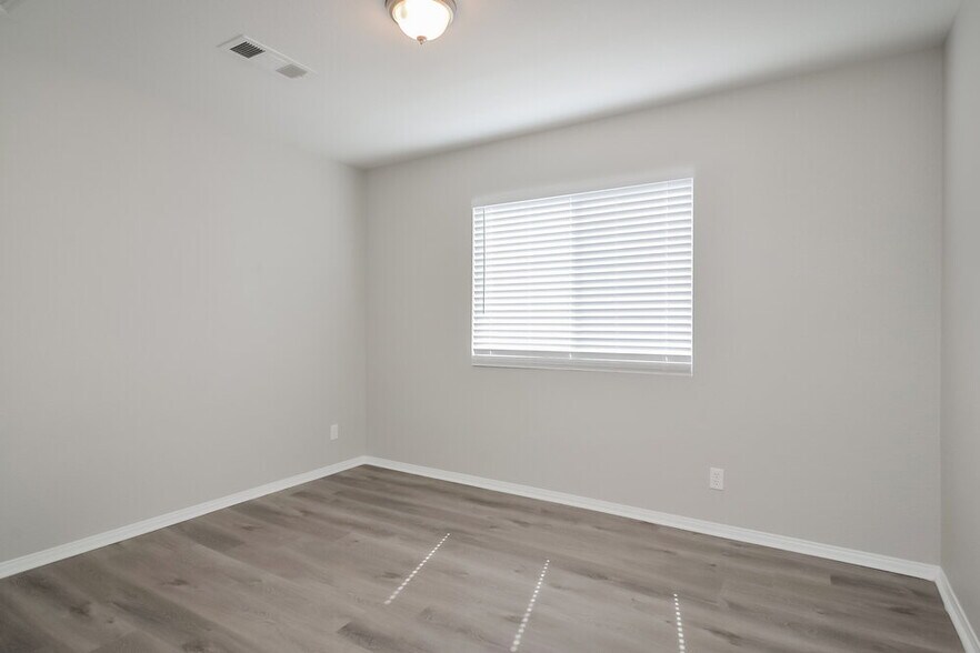 Building Photo - 698 Senator Ct