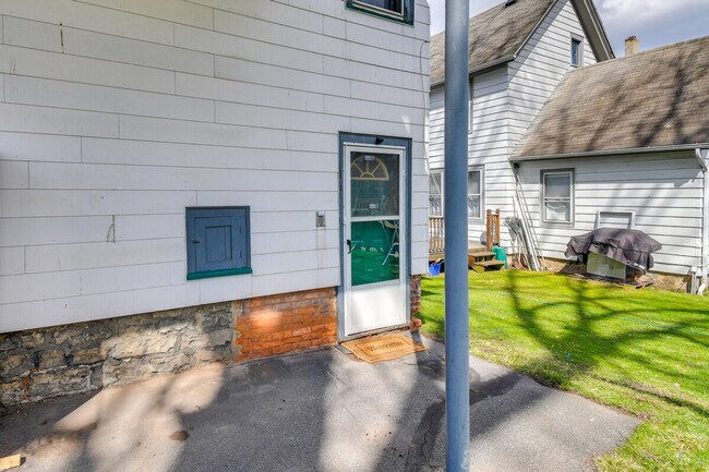 Building Photo - 71 Sanford St