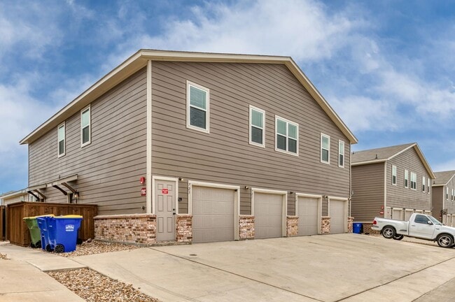 Building Photo - AVAILABLE NOW! GORGEOUS 2 BEDROOM FOUR PLEX LOCATED IN MIDLOTHIAN ISD!