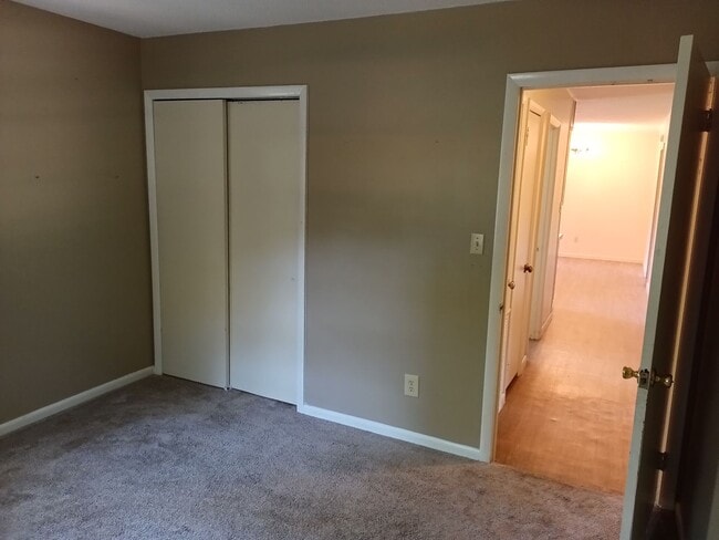 Building Photo - 205 Trailwood Dr