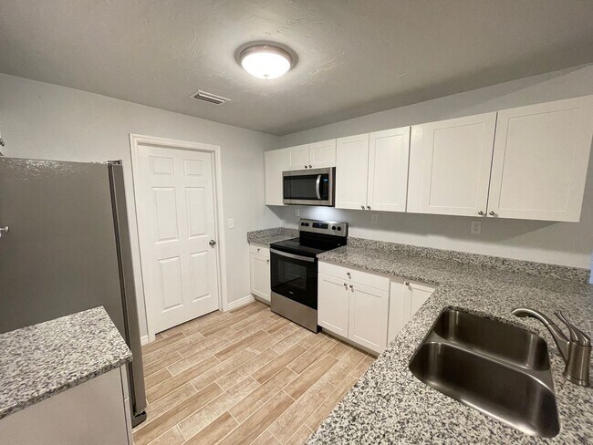 Building Photo - Beautiful Single Family Home! $2395/1085ft2-South Sarasota, 3-Bed/2-Bath, Fully Renovated: Annual...