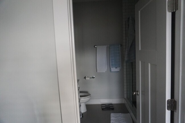 Building Photo - 509 Rosedale Ave E