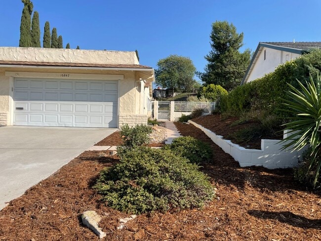 Building Photo - Awesome home on massive lot, 55+ community