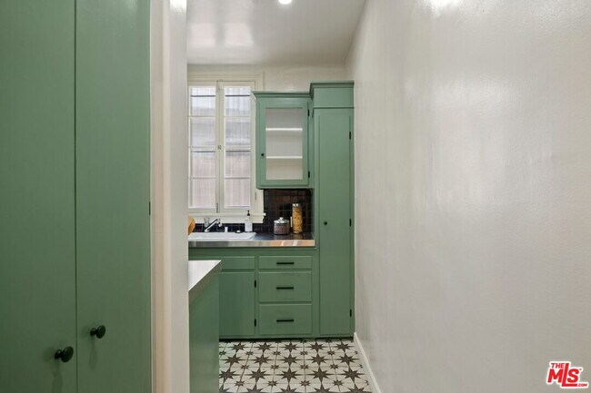Building Photo - 1345 Hayworth Ave