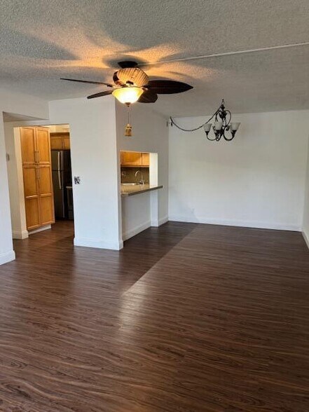 Building Photo - 712 Sunny Pine Way