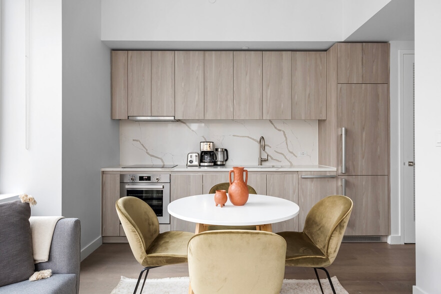 Building Photo - 200 E 23rd St