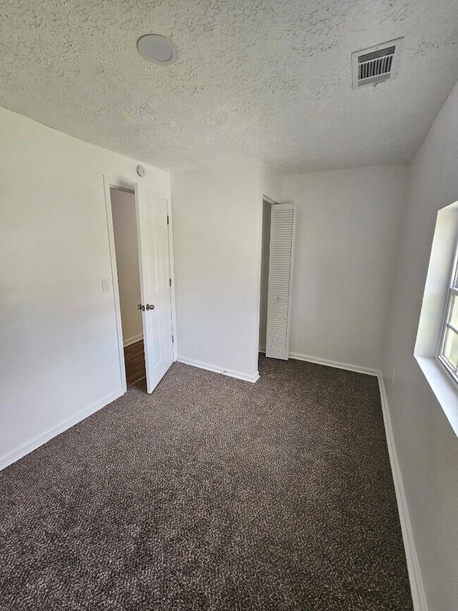 Building Photo - 182 Hughes St