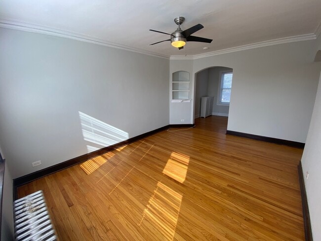 Building Photo - 5542 W Leland Ave