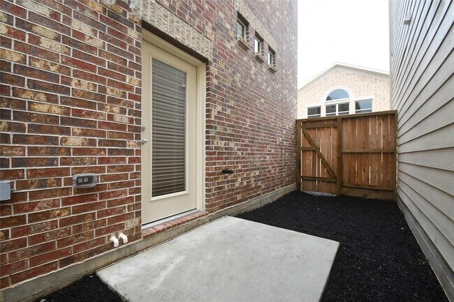 Building Photo - 11607 Main Ash Dr